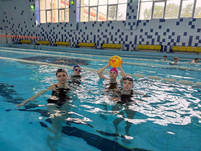 Занятия в бассейне НДЦ «Зубренок»