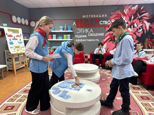 Быть примером для младших ребят